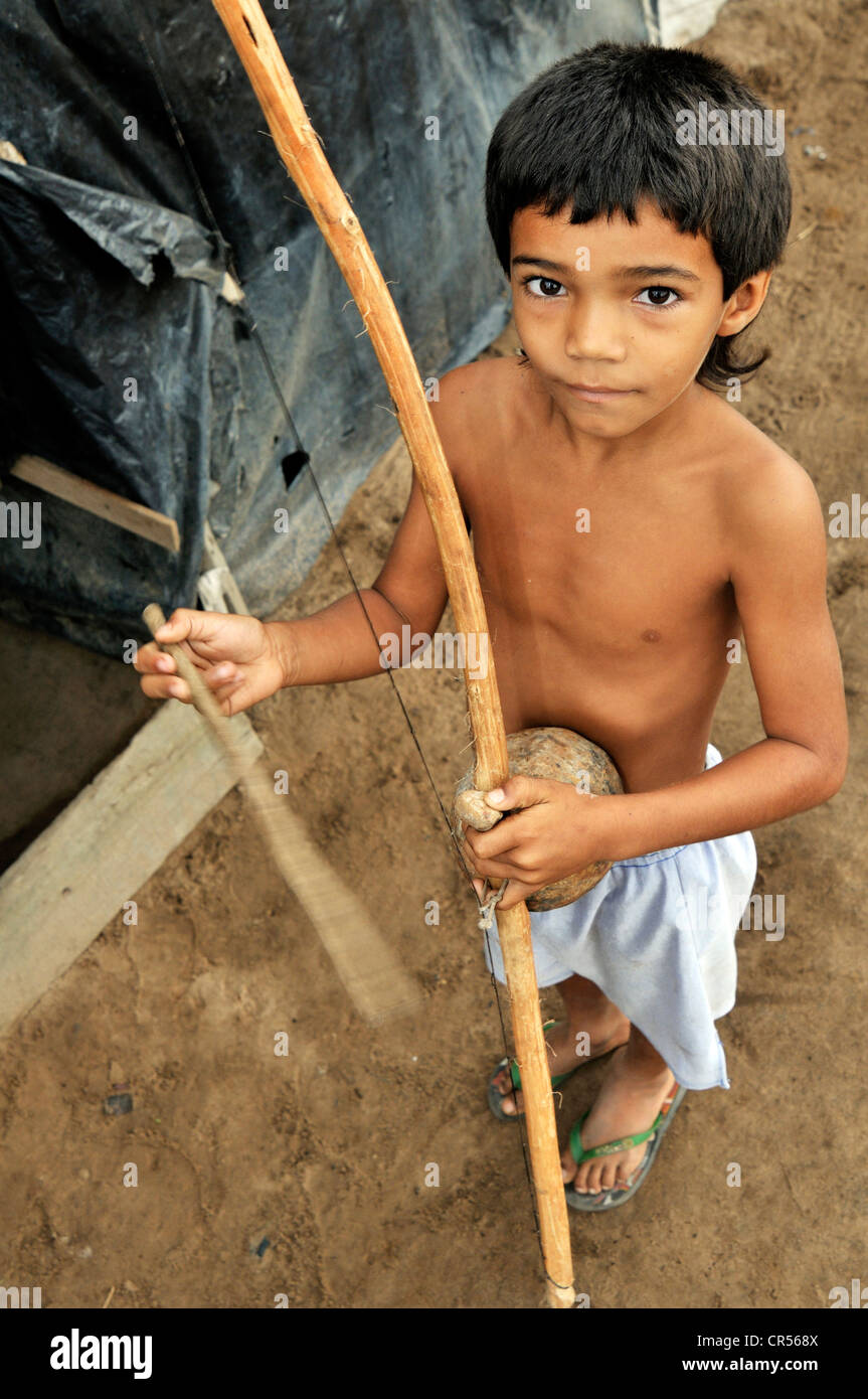 La capoeira, Garçon jouant un instrument traditionnel, Birimbao, Acampamento de Otubro 12 camp sans terre, Movimento dos Trabalhadores Banque D'Images