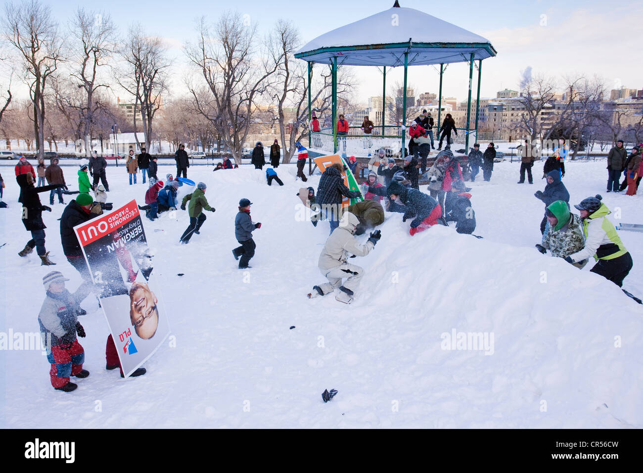 Canada, Québec, Montréal, bataille de boules de neige entre les enfants et  les adultes en bas du Mont Royal Photo Stock - Alamy