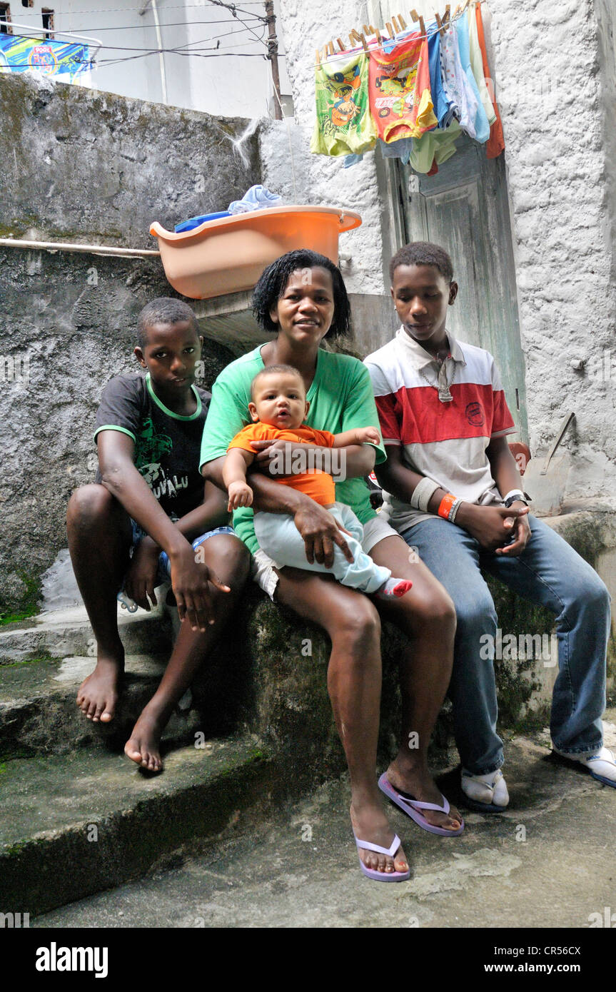 Mère seule avec trois fils, slum district de Favela Morro da Formiga, quartier de Tijuca, Rio de Janeiro, Brésil, Amérique du Sud Banque D'Images