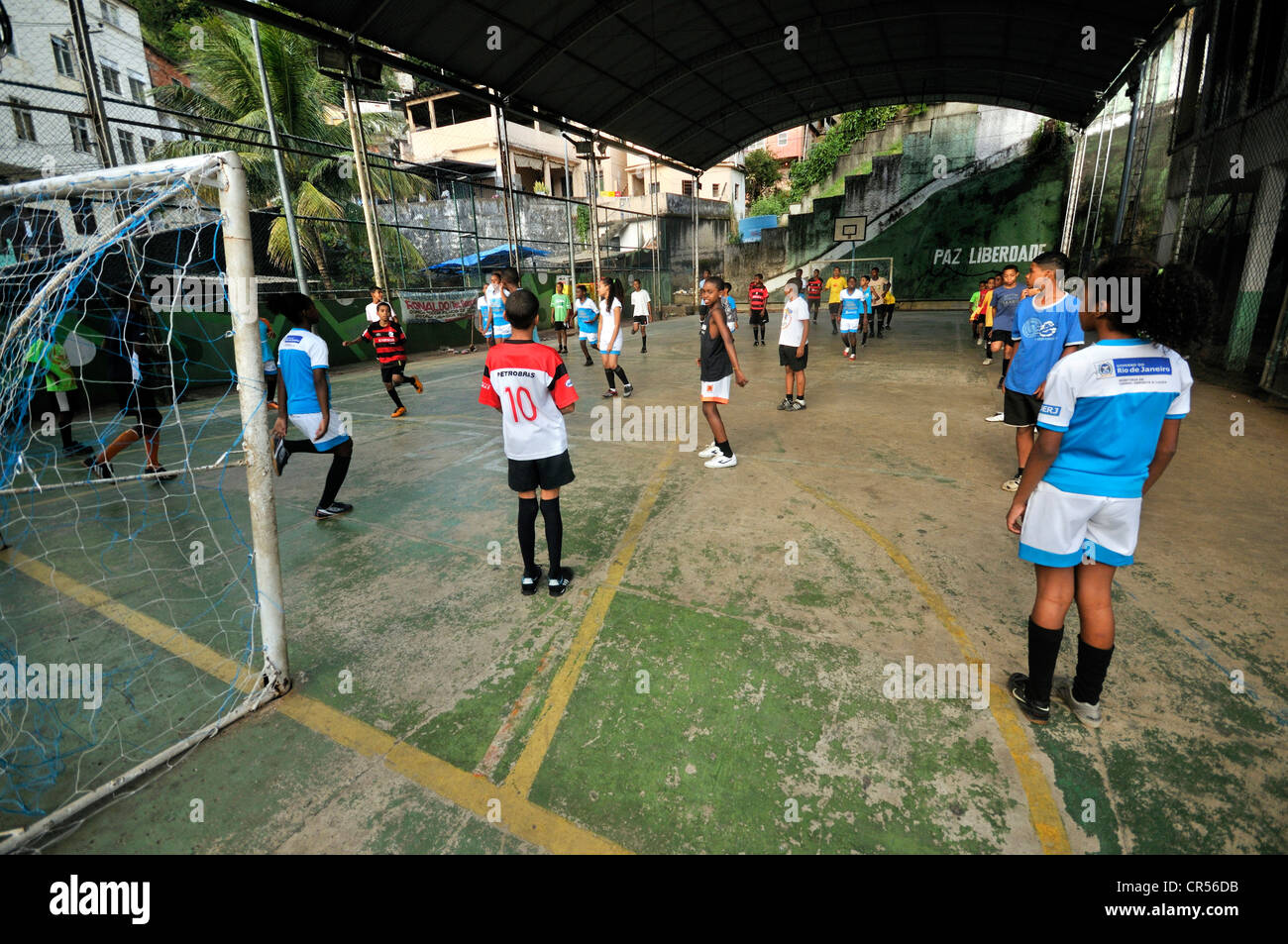 La formation du football sur un terrain de sport, Favela Morro da Formiga bidonville, quartier de Tijuca, Rio de Janeiro, Brésil, Amérique du Sud Banque D'Images