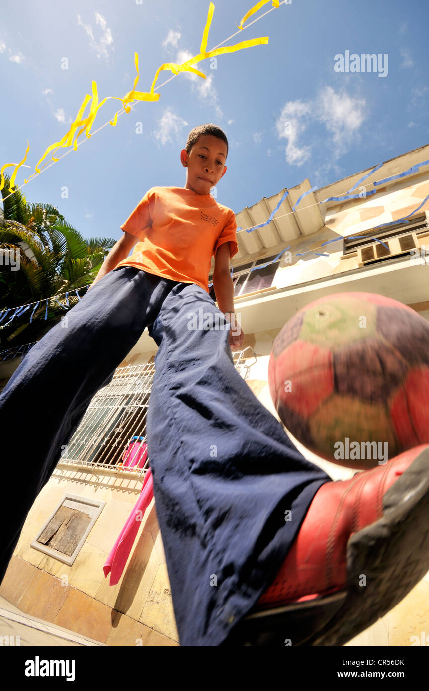 Garçon jouant avec un ballon de soccer, Favela Morro da Formiga bidonville, quartier de Tijuca, Rio de Janeiro, Brésil, Amérique du Sud Banque D'Images