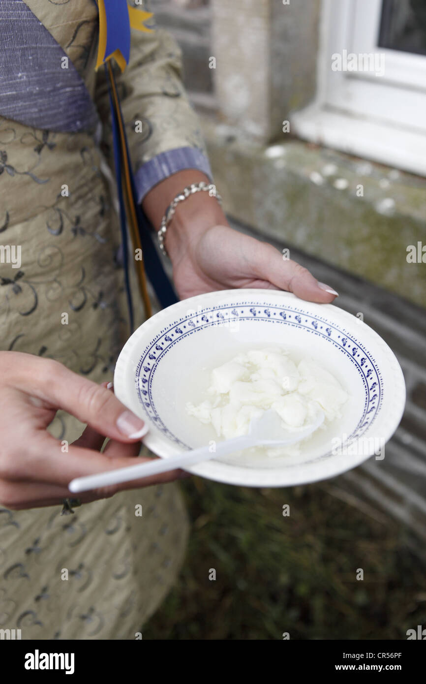 Les Cornets Lass détient un bol de lait caillé 'Cream' & Common-Riding à Hawick festival, tenu dans la ville frontière de Hawick, Ecosse Banque D'Images