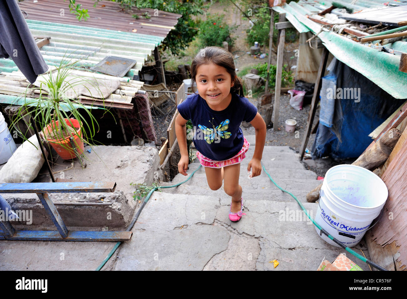 Fille dans un quartier pauvre, Queretaro, Mexique, Amérique du Nord, Amérique Latine Banque D'Images