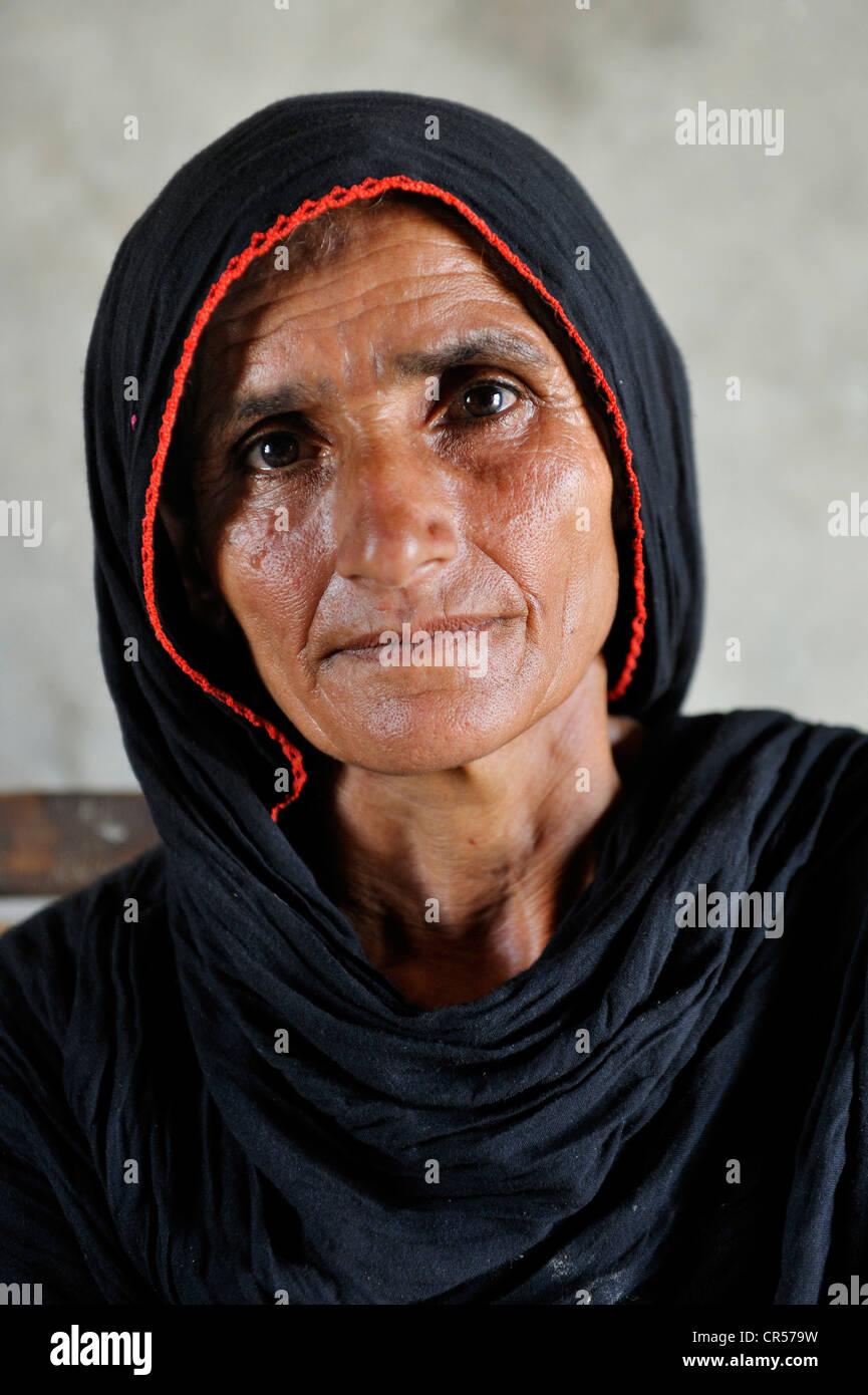 Portrait of a young woman, Moza Sabgogat village, Punjab, Pakistan, Asie Banque D'Images