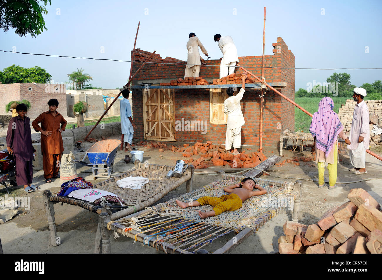 Construction de maisons en briques pour les familles dont les maisons ont été détruites lors de l'inondation catastrophique de 2010, Lashari Wala village Banque D'Images