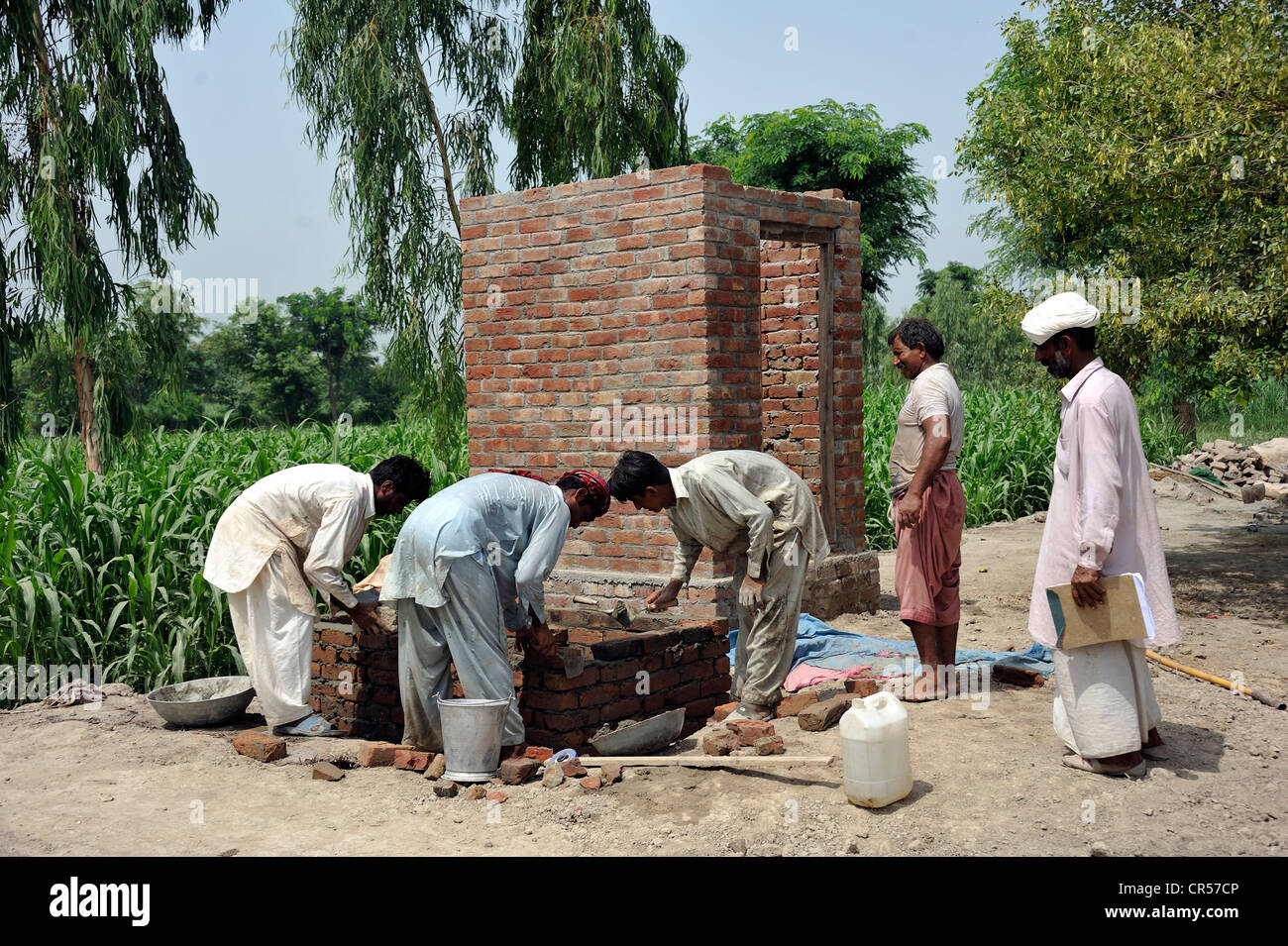 Construction de latrines pour les victimes de l'inondation catastrophique de 2010, Lashari Wala village, Punjab, Pakistan, Asie Banque D'Images