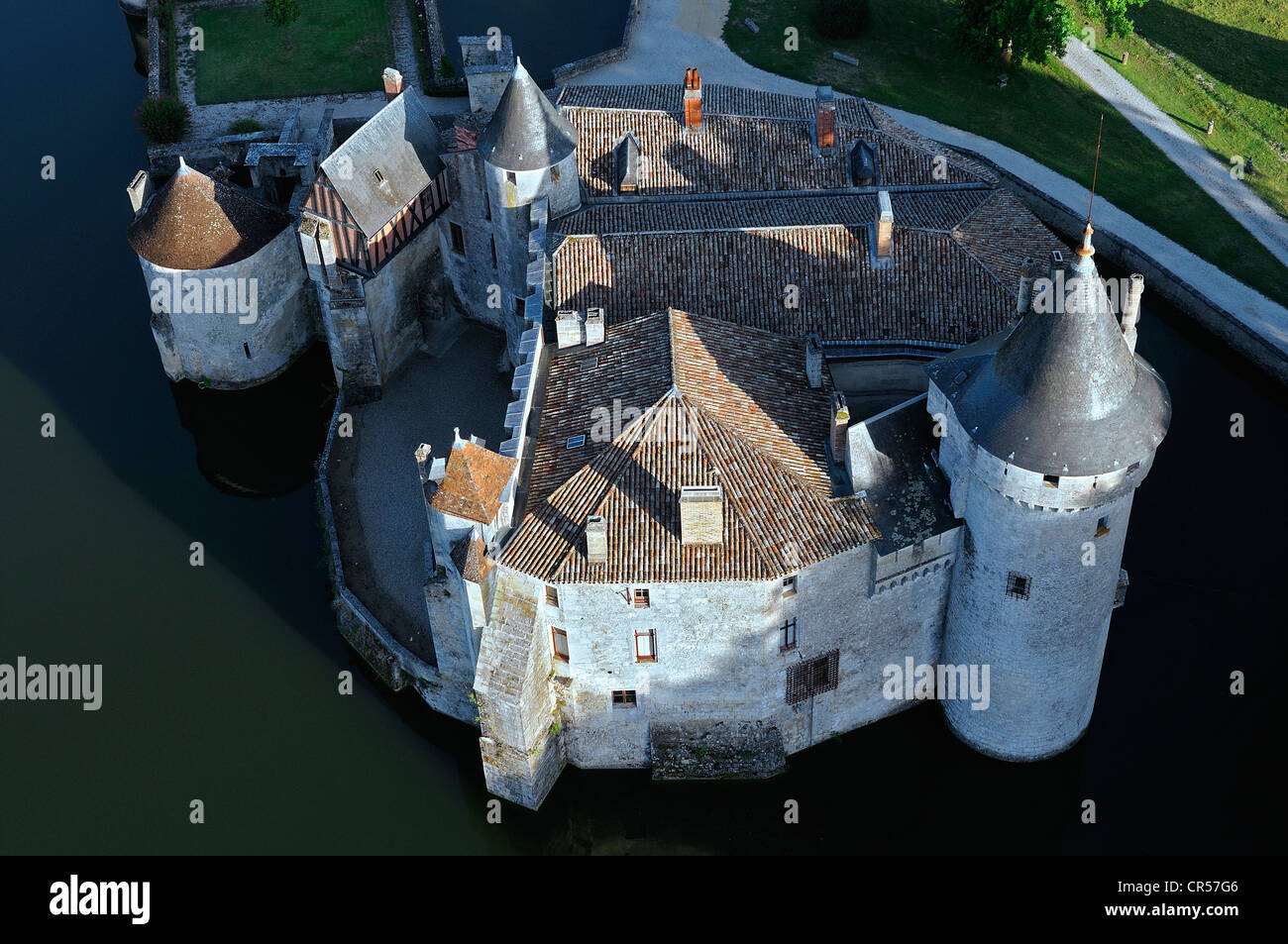France, Gironde, le château de la Brède où vécut Montesquieu (vue aérienne) Banque D'Images