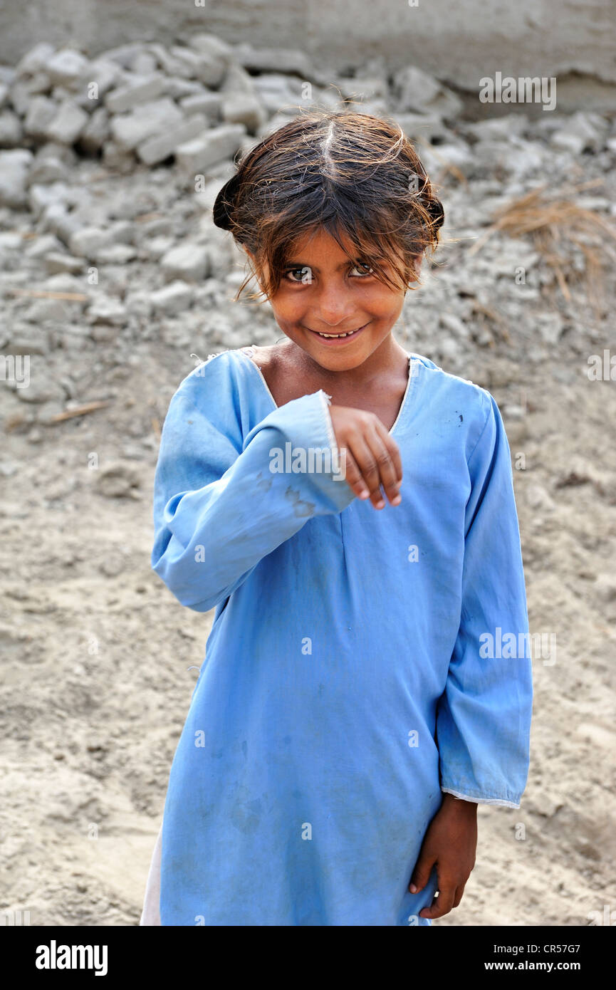 Jeune fille timide, portrait, village de Basti Walla Lehar, Punjab, Pakistan, Asie Banque D'Images