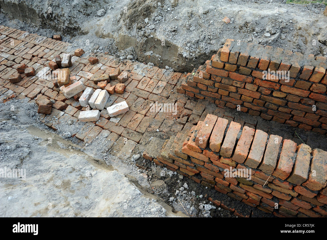 Briques, site de construction d'un canal d'irrigation, Lehar Basti Walla village, Punjab, Pakistan, Asie Banque D'Images