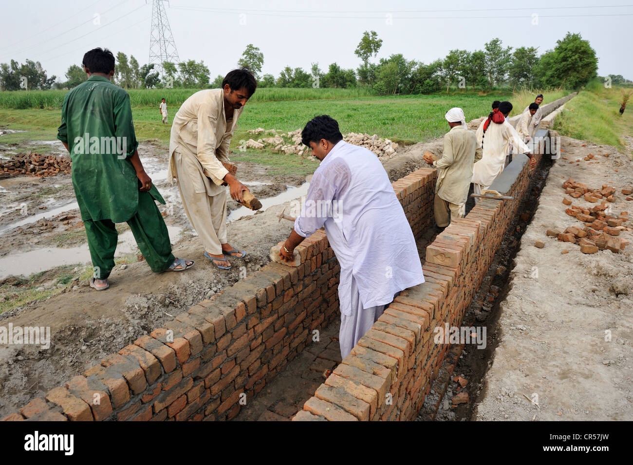Site de construction d'un canal d'irrigation, Lehar Basti Walla village, Punjab, Pakistan, Asie Banque D'Images
