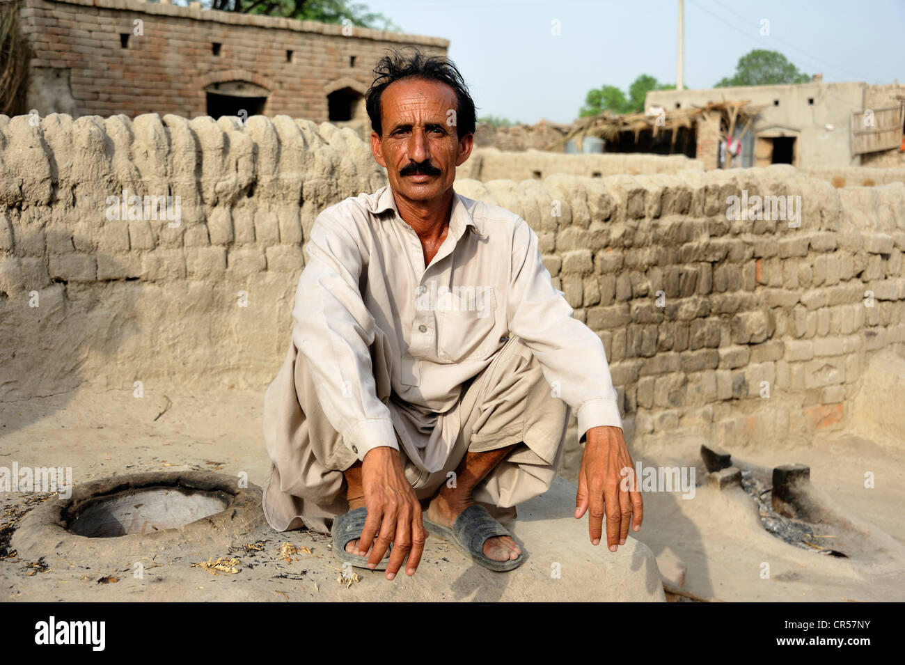 Homme, 45 ans, assis dans la Moza Sabgogat Muzaffaragarh, village proche de Punjab, Pakistan, Asie Banque D'Images