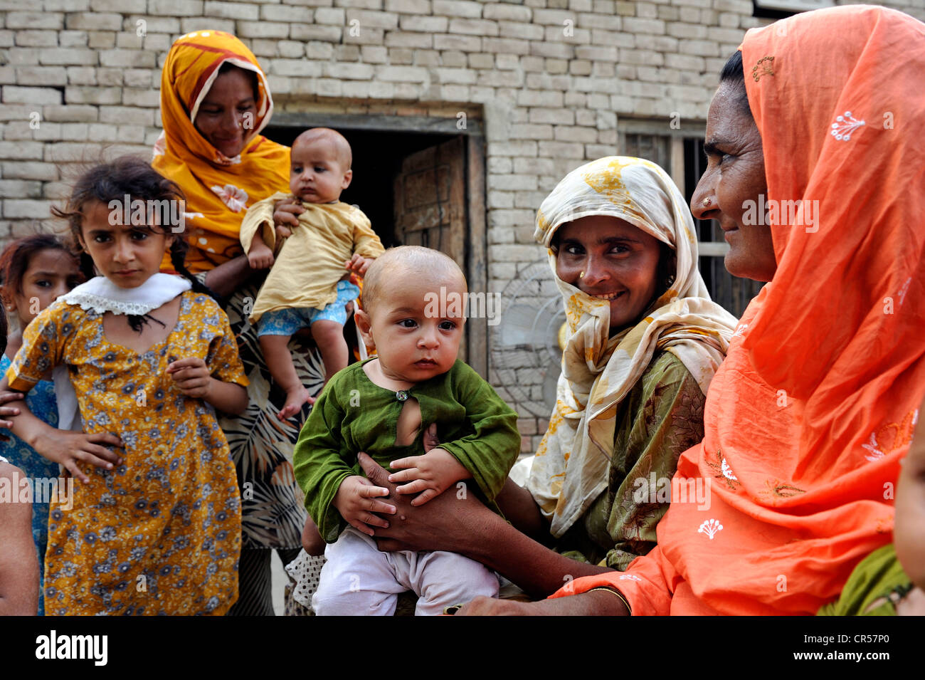 Les femmes et les enfants, Lehar Basti Walla village, Punjab, Pakistan, Asie Banque D'Images
