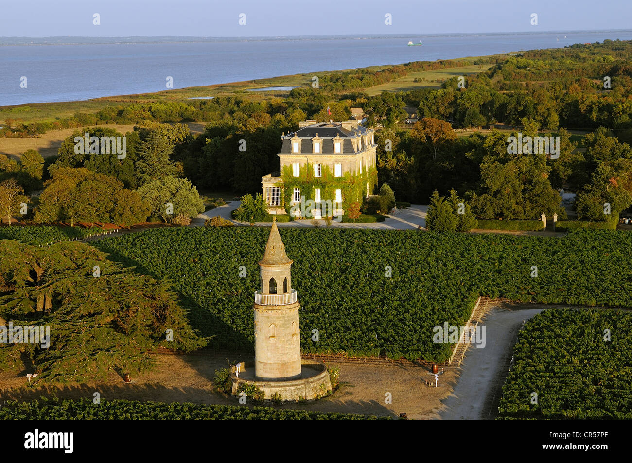 France, Gironde, Bégadan, médoc, vin château Tour de By, Cru Bourgeois Supérieur et l'estuaire de la Gironde (vue aérienne) Banque D'Images