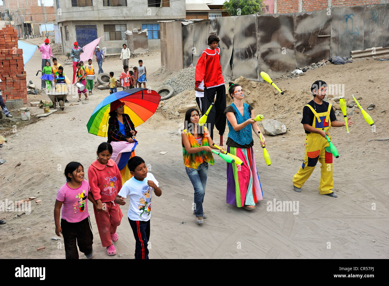 Arena y Esteras, projet adolescents marche dans les rues déguisés en artistes de rue, appelant l'ensemble des enfants Banque D'Images