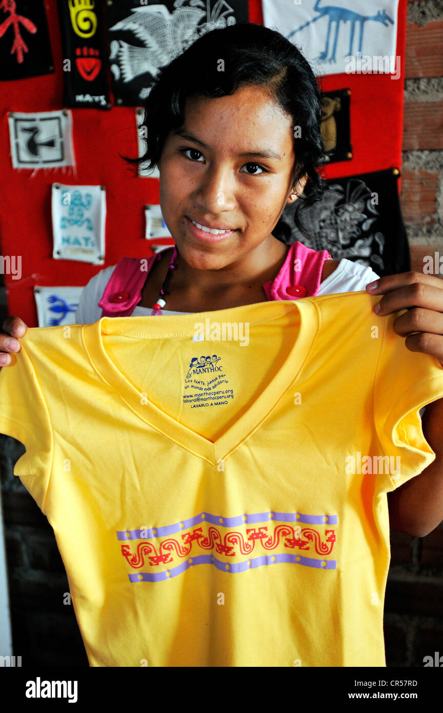 Une fille de 15 ans, présentant un T-shirt qu'elle a imprimé avec un motif, un atelier de l'organisation Manthoc, un mouvement de travailler Banque D'Images