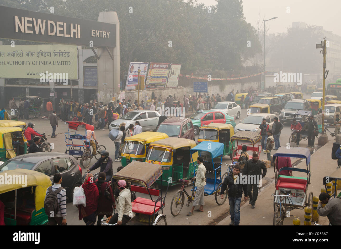 Scène de rue chaotique en face de la gare de New Delhi, New Delhi, Inde, Asie Banque D'Images