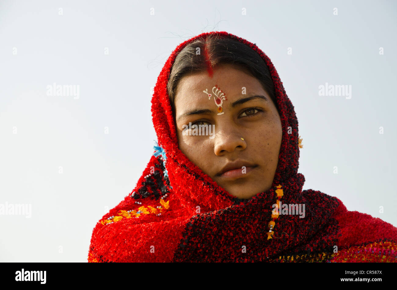 Pilgrim femme avec un Tilak sur le front, à Sangam, la confluence des rivières saint Ganges, Yamuna et Saraswati, dans Banque D'Images