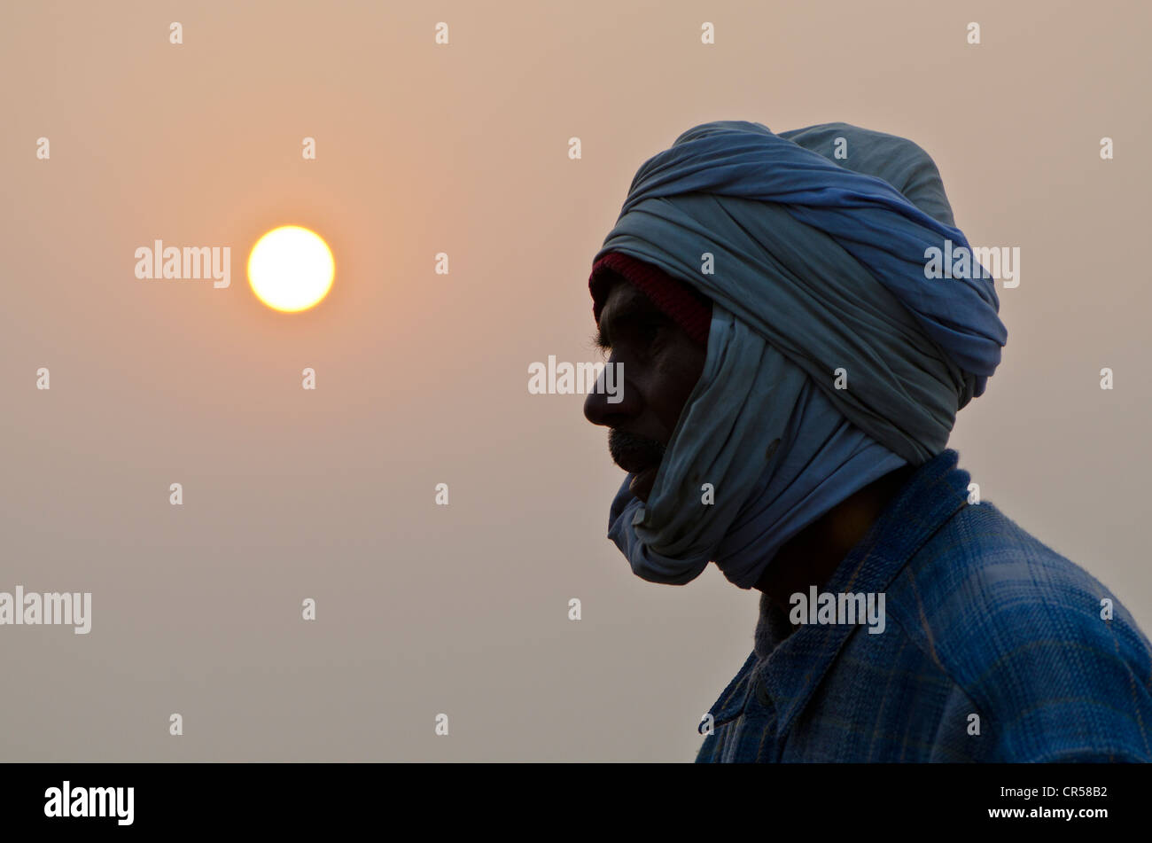 Pilgrim priaient à Sangam, la confluence des rivières saint Ganges, Yamuna et Saraswati, dans , l'Inde, l'Asie Banque D'Images