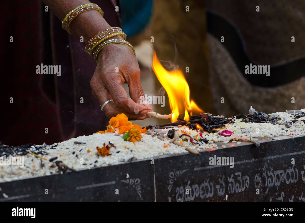 Il est effectué à des rituels les ghats de Varanasi, Uttar Pradesh, Inde, Asie Banque D'Images Il est effectué à des rituels les ghats de Varanasi, Uttar Pradesh, Inde, Asie Banque D'Images