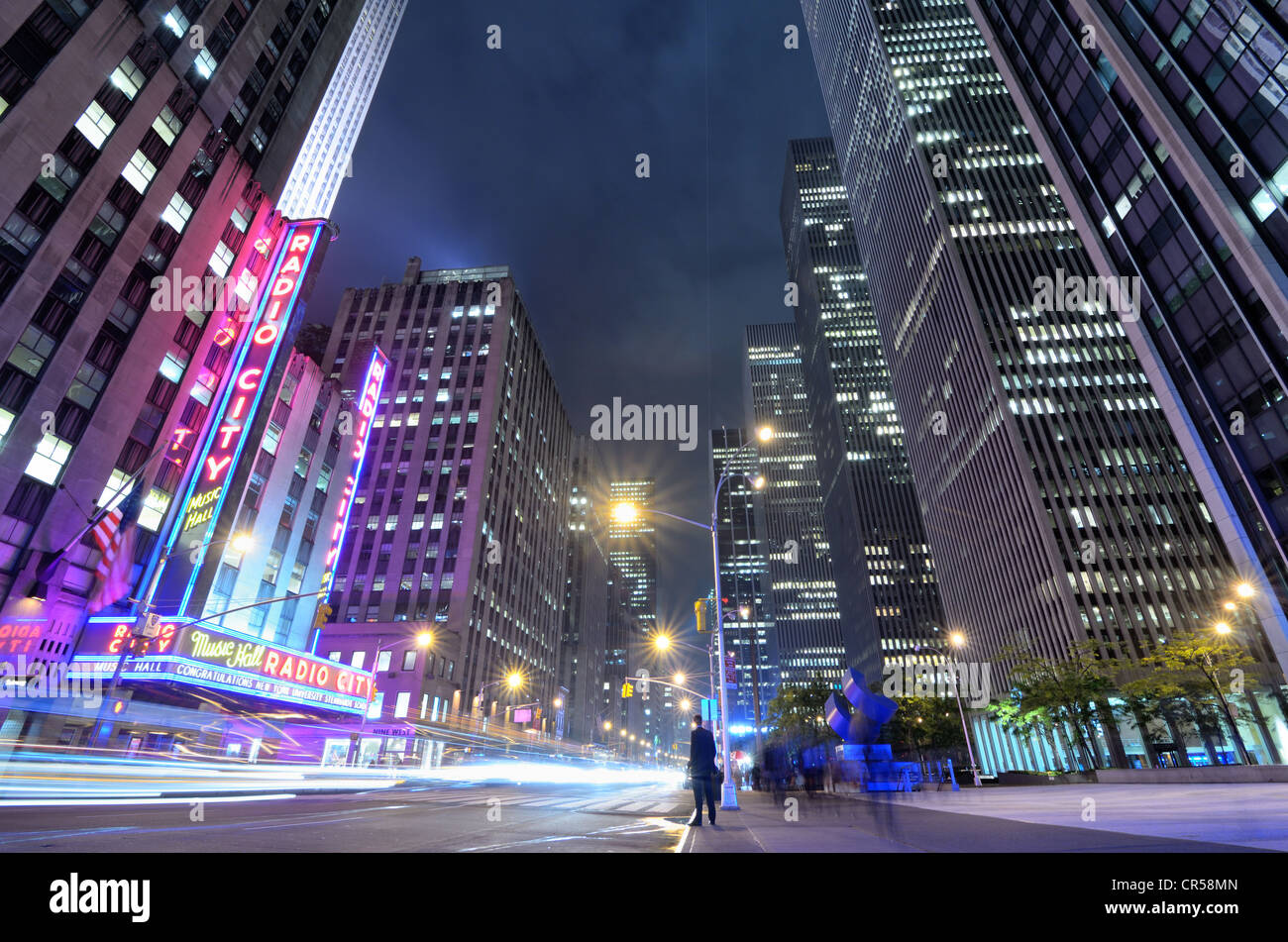 Ave des Amériques près de Radio City Music Hall de New York, New York, USA. Banque D'Images