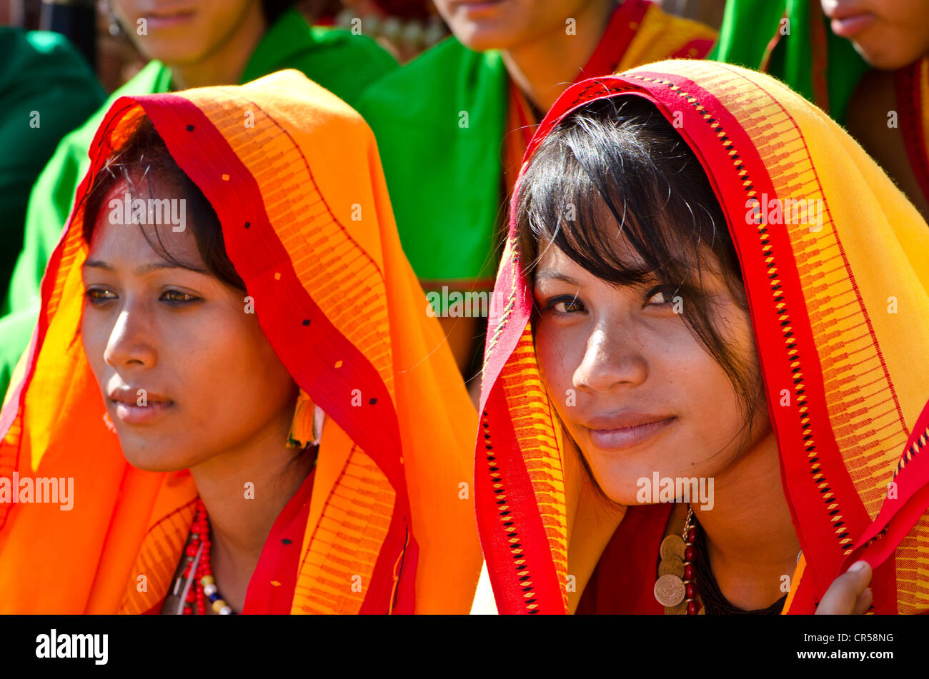 Les jeunes femmes de différentes tribus attente pour effectuer des danses rituelles à l'Hornbill Festival, Kohima, Nagaland, l'Inde, l'Asie Banque D'Images