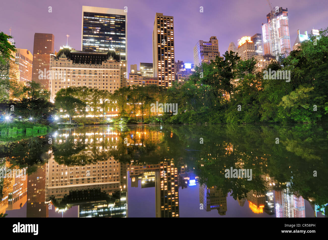 Central Park South skyline vue depuis l'étang à New York, New York, USA. Banque D'Images