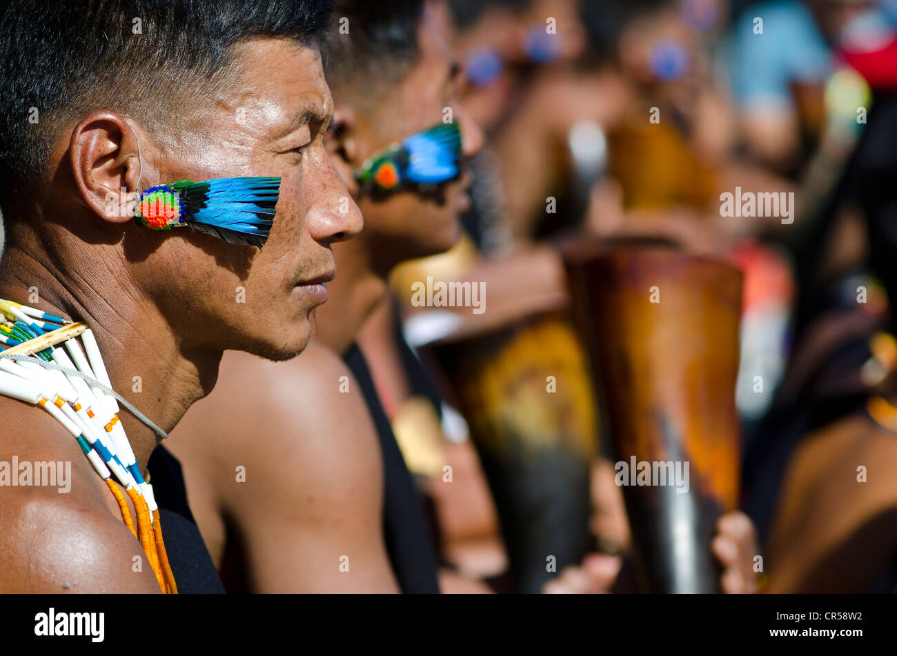 Guerrier de la tribu Kachari attente pour effectuer des danses rituelles à l'Hornbill Festival, Kohima, Nagaland, l'Inde, l'Asie Banque D'Images