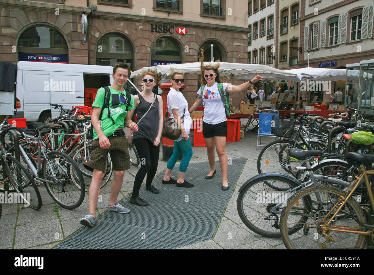 De jeunes étudiants sont la danse sur un évent Strasbourg;Strasbourg;Strasbourg;Alsace Lorraine;France ; Frankreich Banque D'Images