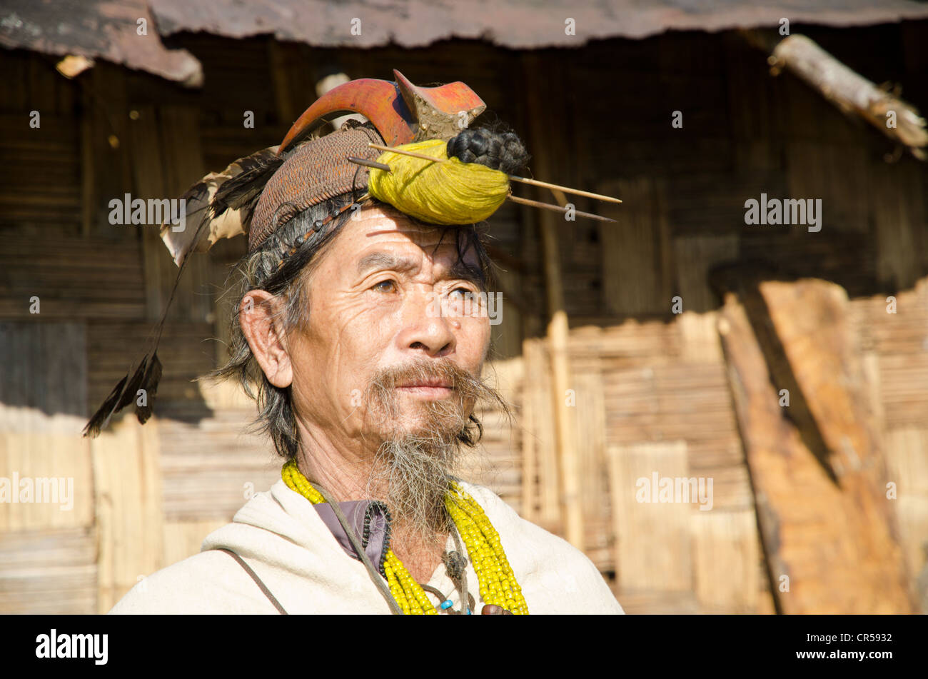 Vieil homme de la tribu Nishi porte toujours le couvre-chef typique dont le bec de l'oiseau calao, Tago village Banque D'Images