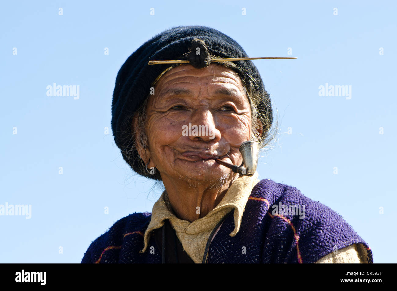 Vieux Apatani homme avec le noeud de cheveux typique au front, Hari village, de l'Arunachal Pradesh, Inde, Asie Banque D'Images
