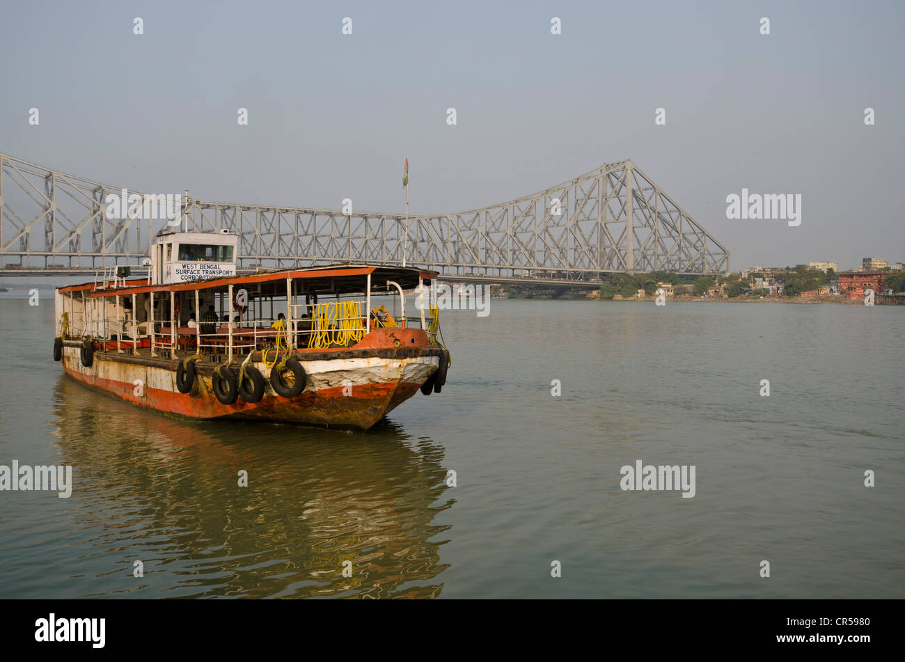 Ferry reliant Calcutta et Howrah, en face de la 705 m de long Howrah Bridge, Kolkata, Bengale occidental, Inde, Asie Banque D'Images