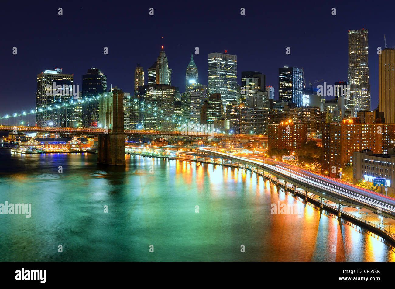 Pont de Brooklyn enjambe l'East River en direction de Manhattan à New York, New York, USA. Banque D'Images