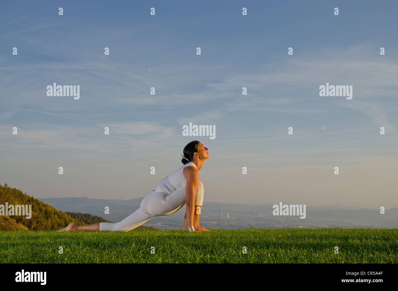 Jeune femme la pratique de l'hatha yoga à l'extérieur, montrant la pose surya namaskar 11 soleil yoga, 11, , République tchèque, de l'Europe Banque D'Images