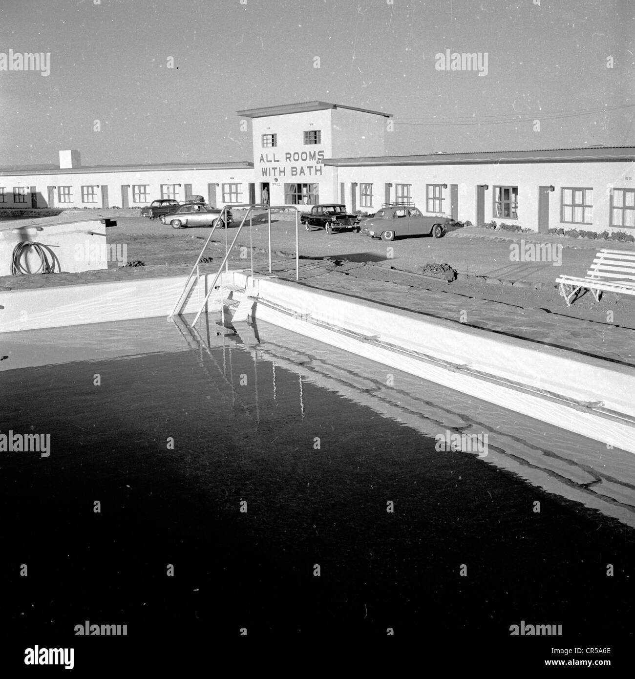 L'Afrique du Sud, années 50. Vue sur la piscine du Wagon Wheel motel. Banque D'Images