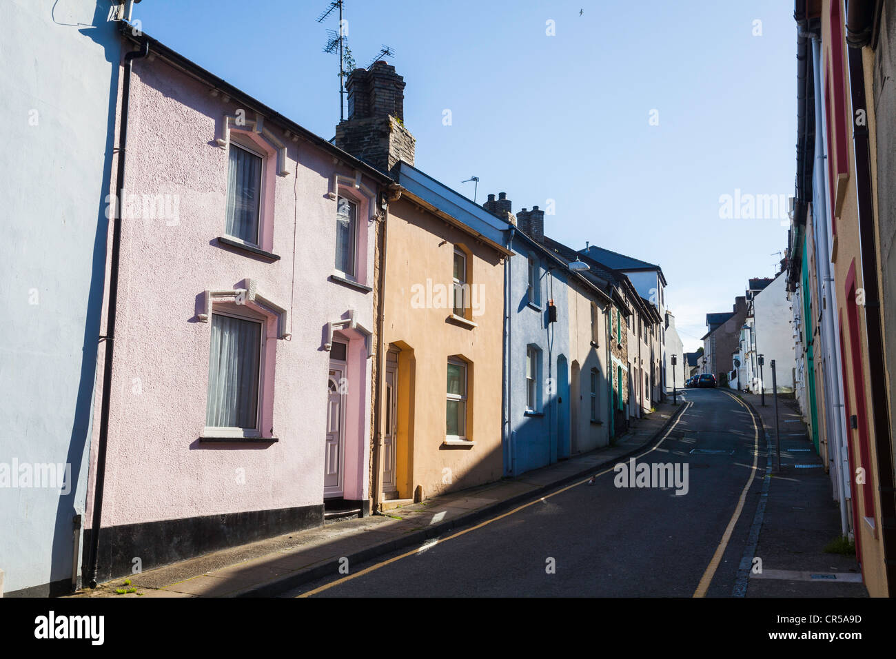 Une étroite rue de la station balnéaire d'Aberystwyth, Pays de Galles, Royaume-Uni. Banque D'Images