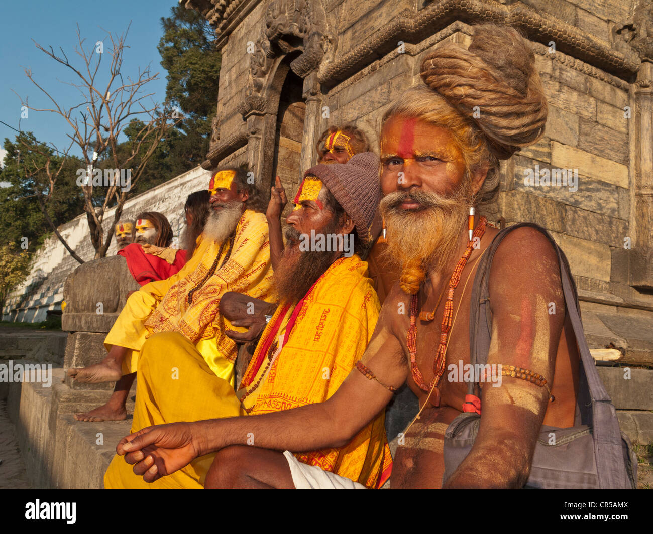 Un groupe de saints hommes, Sadhus de l'Inde, le repos au temple de Pashupatinath à Katmandou, Népal, Asie du Sud Banque D'Images