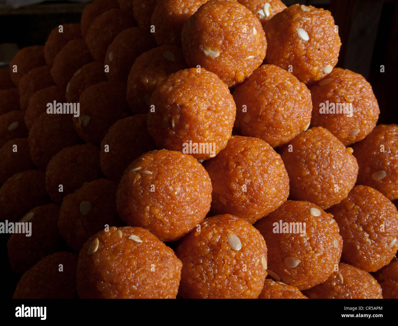 Bonbons, fabriqués à partir de sucre, d'amandes, de fleurs et d'épices, à la vente, Katmandou, Népal, Asie du Sud Banque D'Images