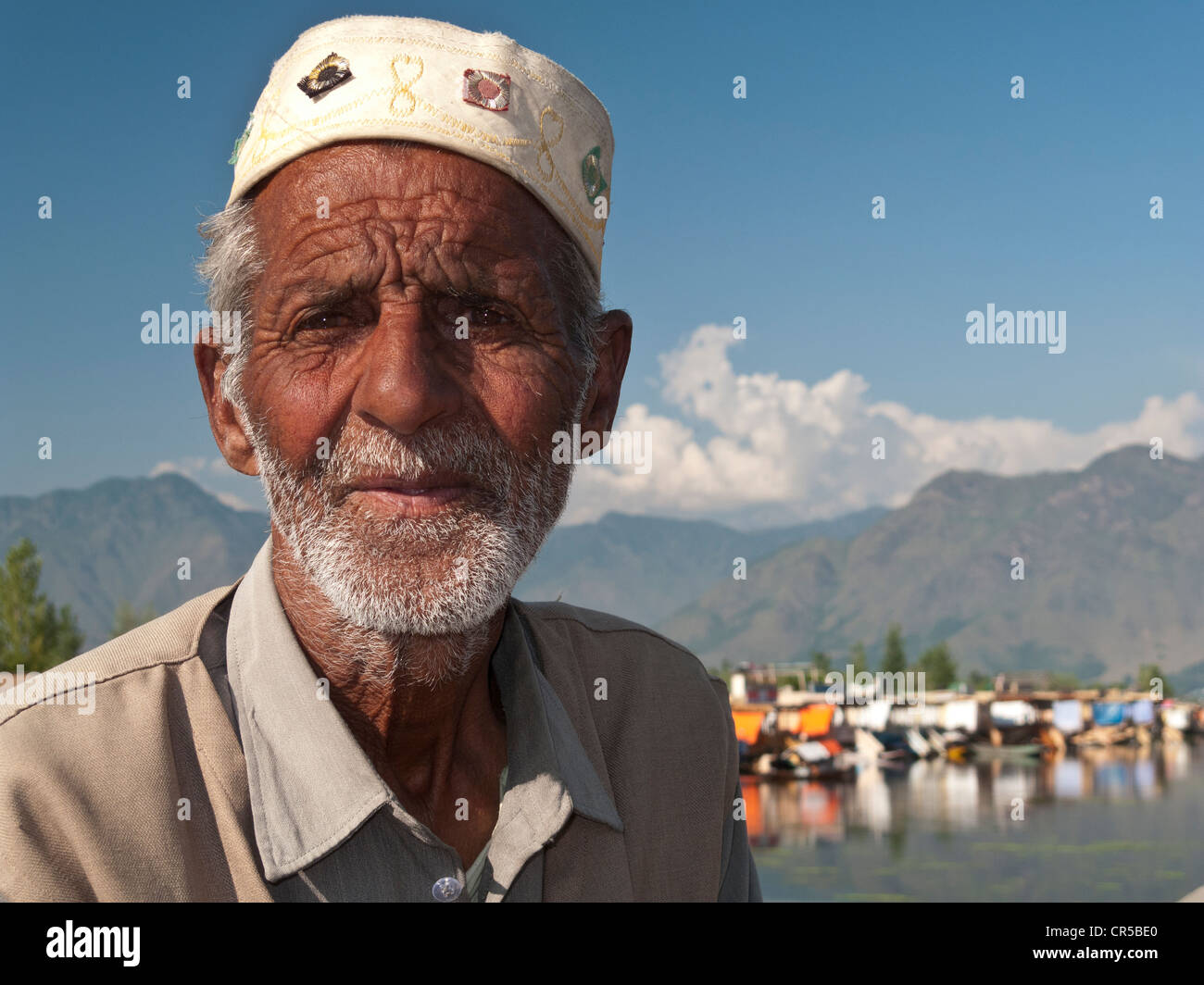 Chauffeur en attente pour les clients Shikara, Shikara, bateau traditionnel sur le lac Dal, Srinagar, Jammu-et-Cachemire, l'Inde, l'Asie Banque D'Images