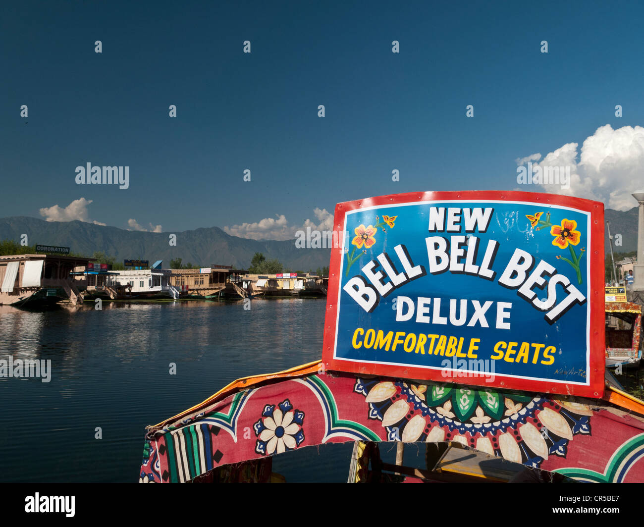 Shikara, bateau traditionnel sur le lac Dal, Srinagar, Jammu-et-Cachemire, l'Inde, l'Asie Banque D'Images