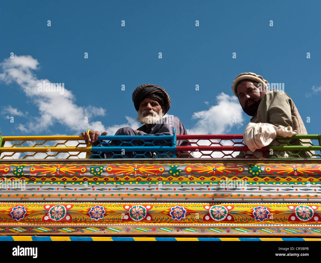 Les passagers sur le toit d'un vieux bus, mais magnifiquement décorée, Naran, North West Frontier, le Pakistan, l'Asie du Sud Banque D'Images