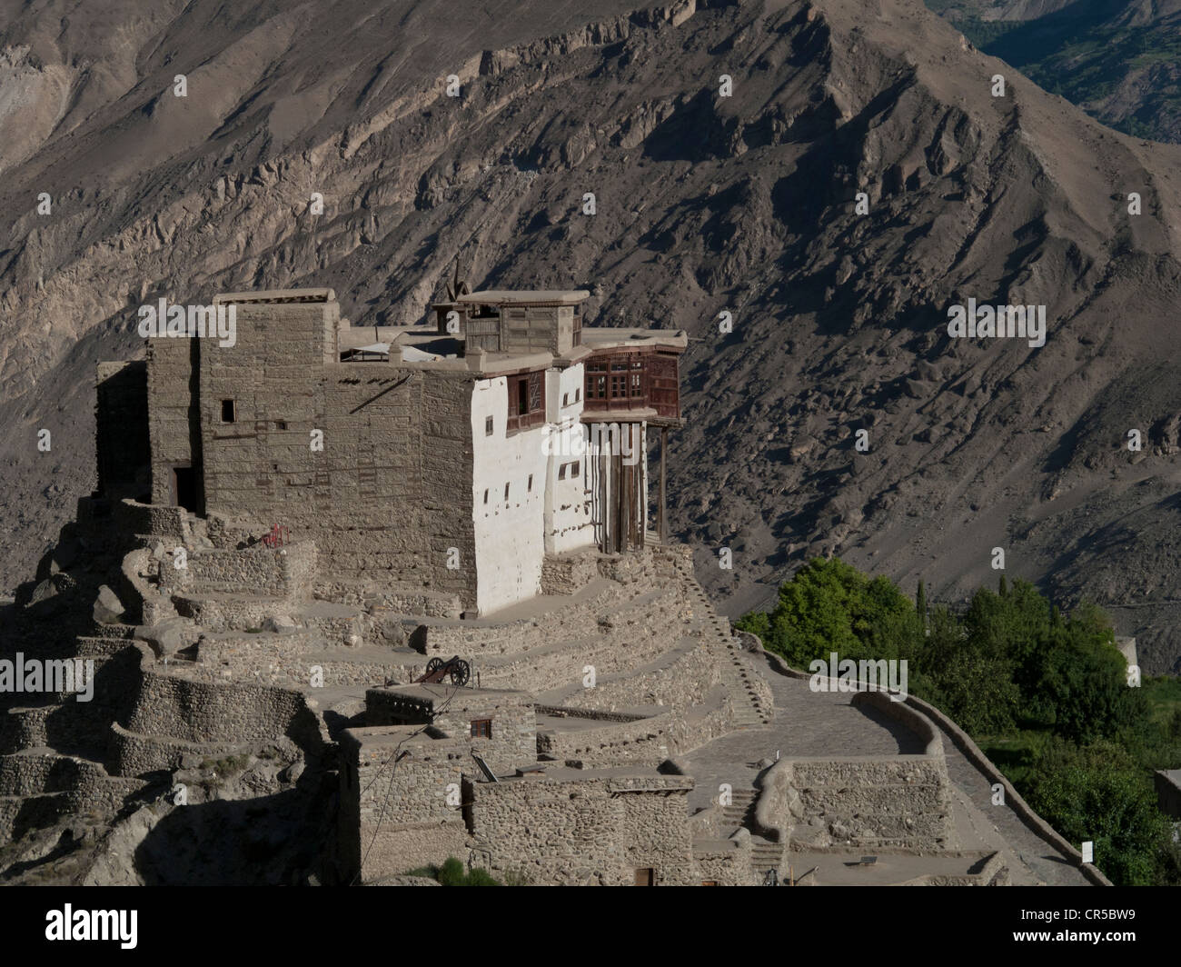 Le vieux fort de Karimabad donnant sur la Karakorum Highway, North West Frontier, le Pakistan, l'Asie du Sud Banque D'Images