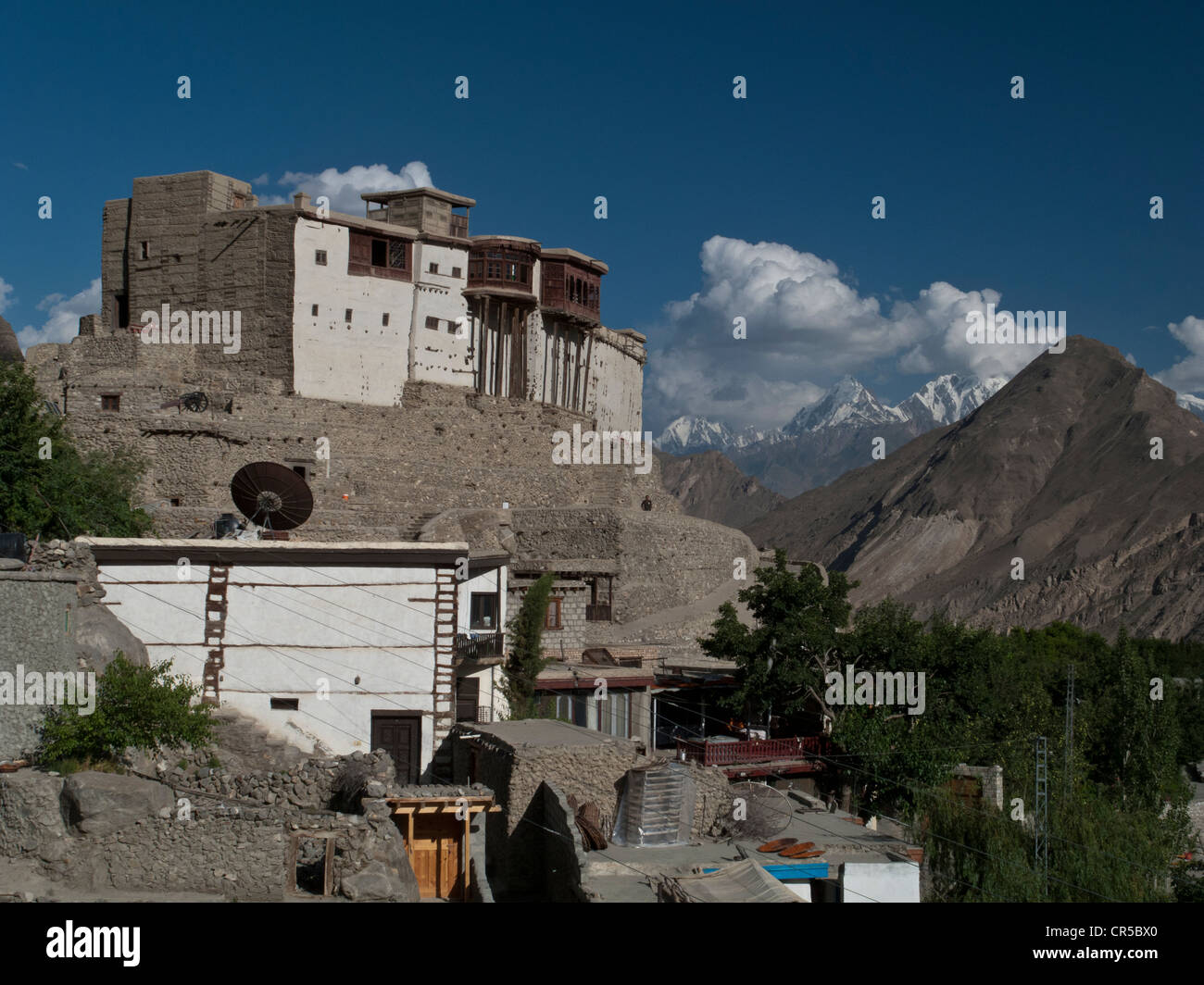 Le vieux fort de Karimabad donnant sur la Karakorum Highway, North West Frontier, le Pakistan, l'Asie du Sud Banque D'Images