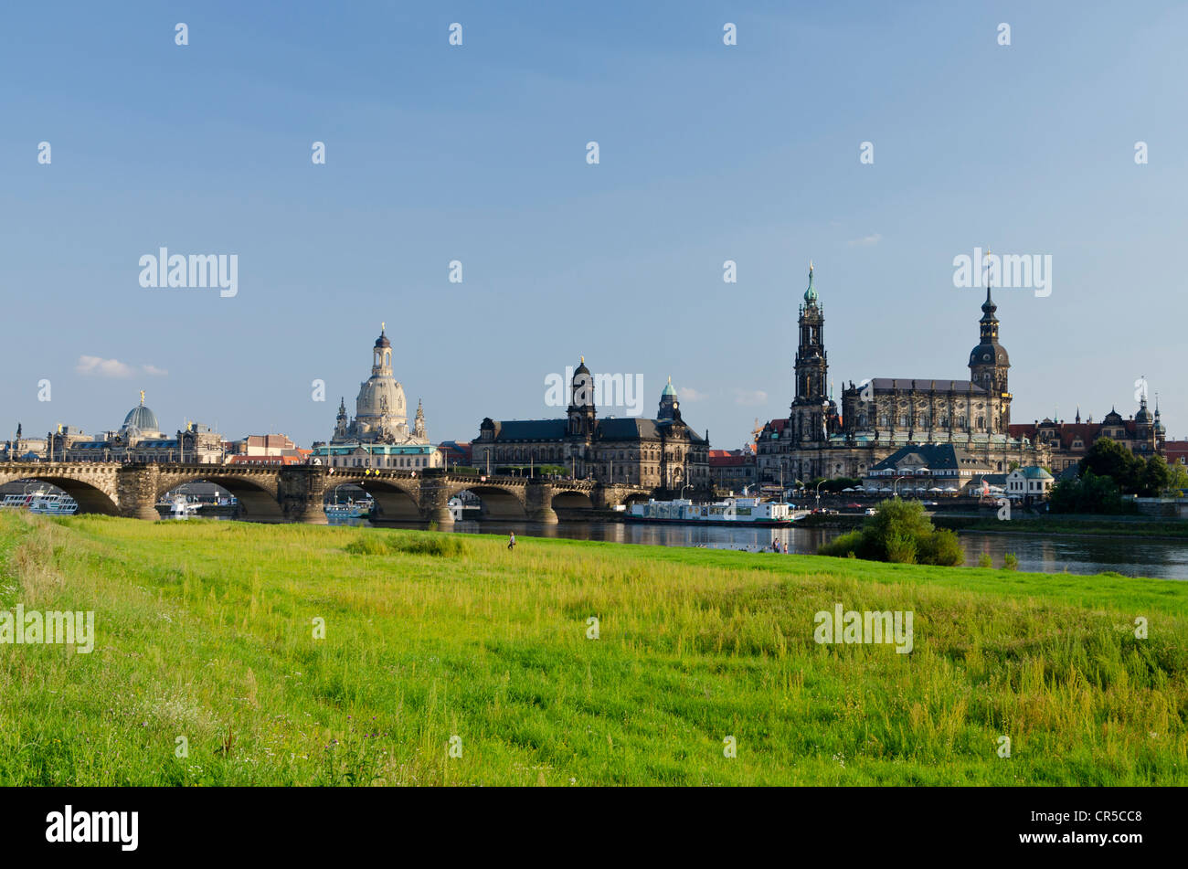La partie historique de la ville, situé sur l'Elbe, vu du dessous du pont Marienbruecke, Dresde, Saxe Banque D'Images