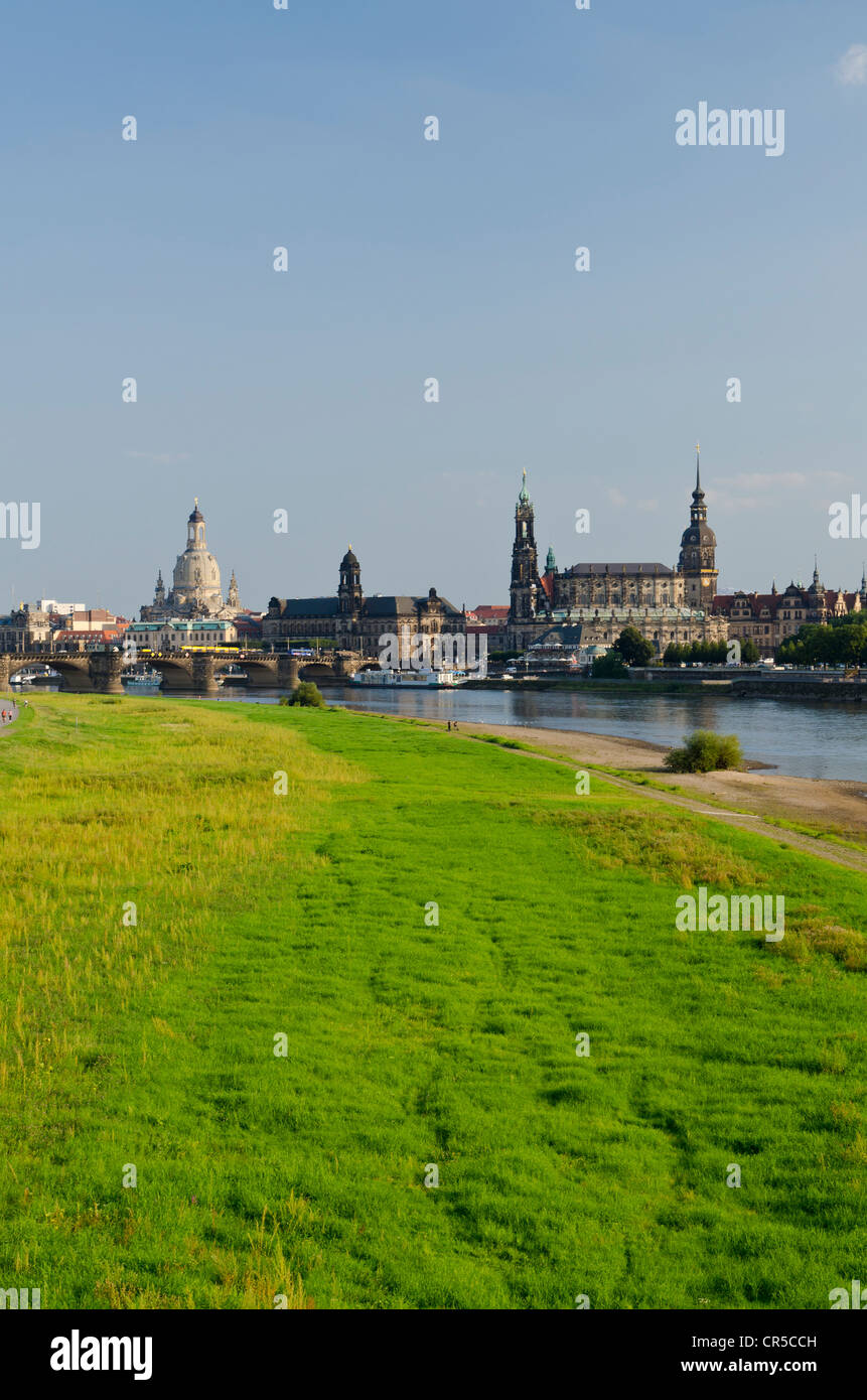 La partie historique de la ville, situé sur l'Elbe, vu de Marienbruecke bridge, Dresde, Saxe, Allemagne, Europe Banque D'Images