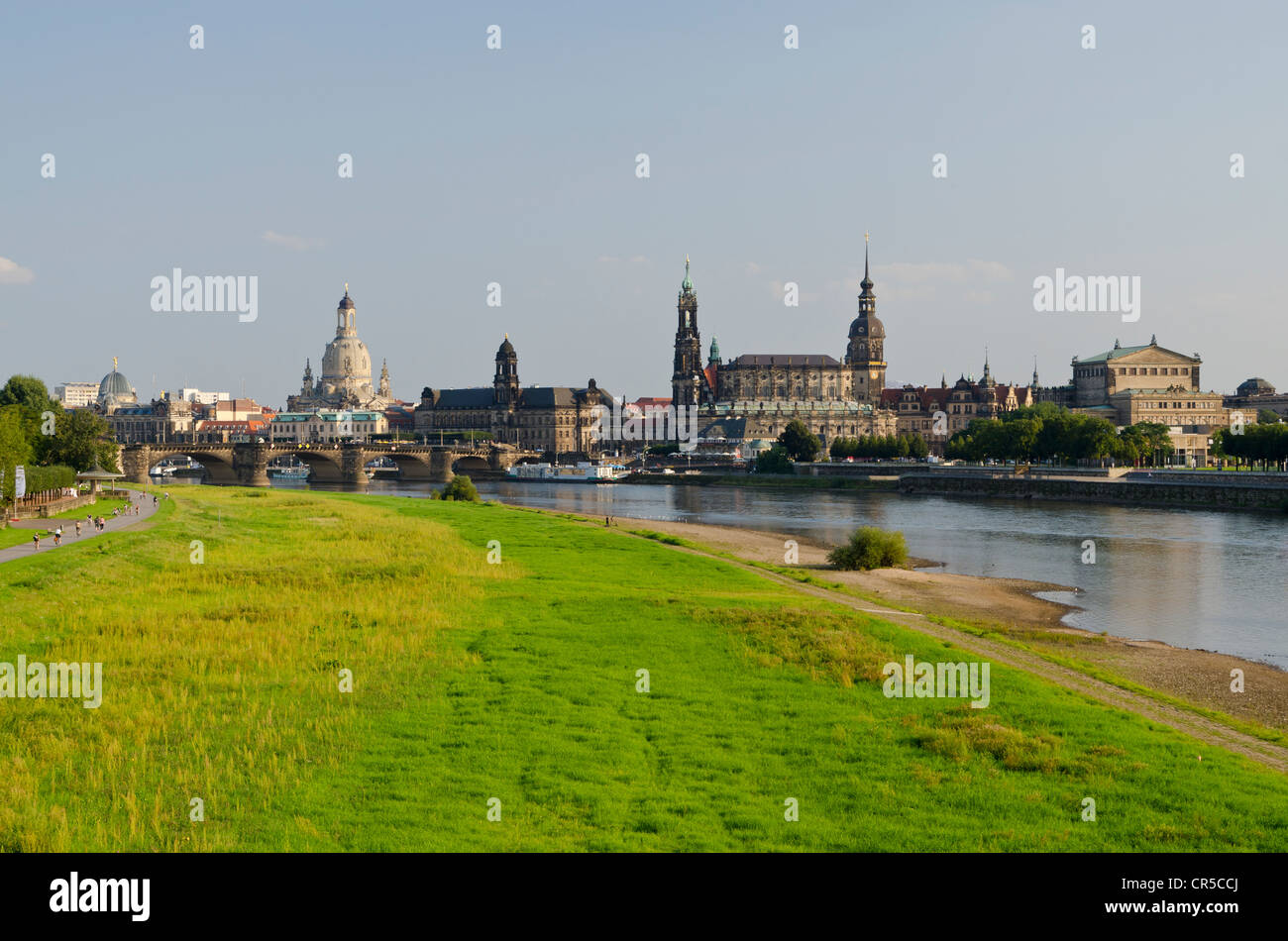 La partie historique de la ville, situé sur l'Elbe, vu de Marienbruecke bridge, Dresde, Saxe, Allemagne, Europe Banque D'Images