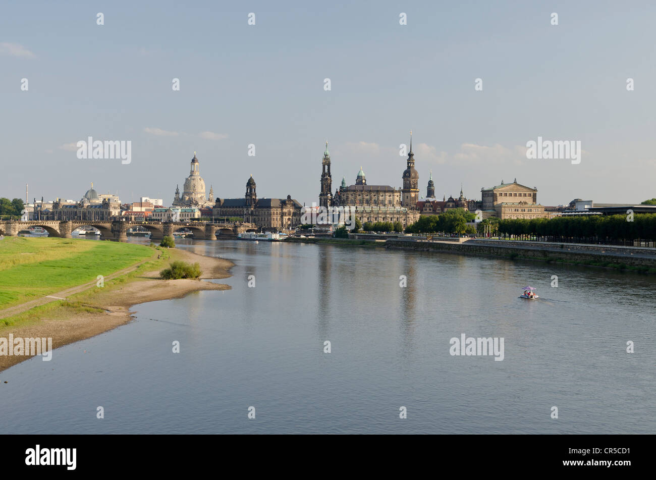 La partie historique de la ville, situé sur l'Elbe, vu de Marienbruecke bridge, Dresde, Saxe, Allemagne, Europe Banque D'Images