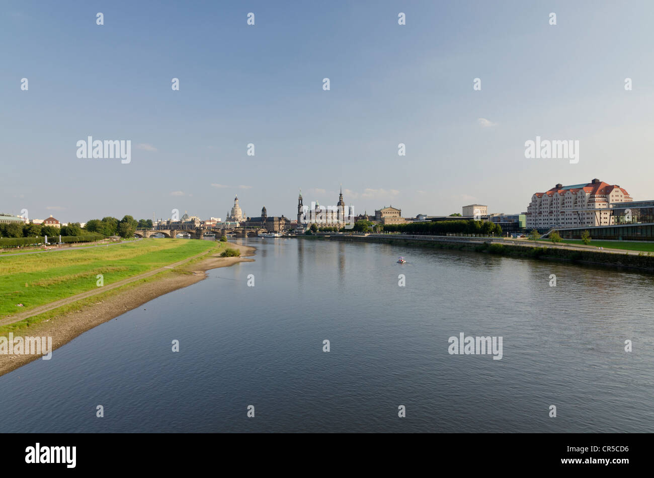 La partie historique de la ville, situé sur l'Elbe, vu de Marienbruecke bridge, Dresde, Saxe, Allemagne, Europe Banque D'Images