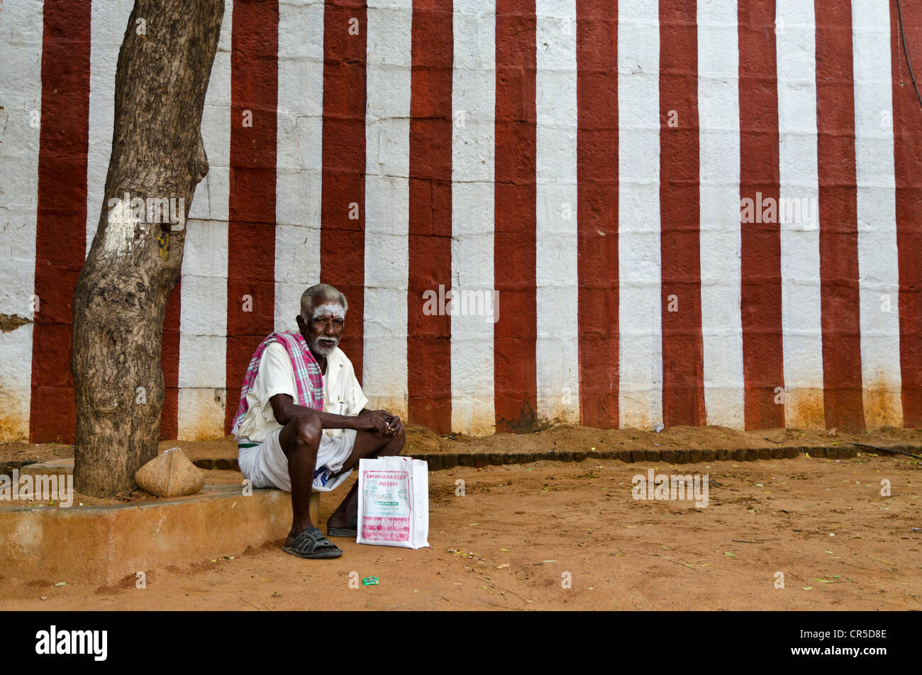 Pilgrim se reposant à la paroi extérieure du Temple Menakshi-Sundareshwara à Madurai, Tamil Nadu, Inde, Asie Banque D'Images