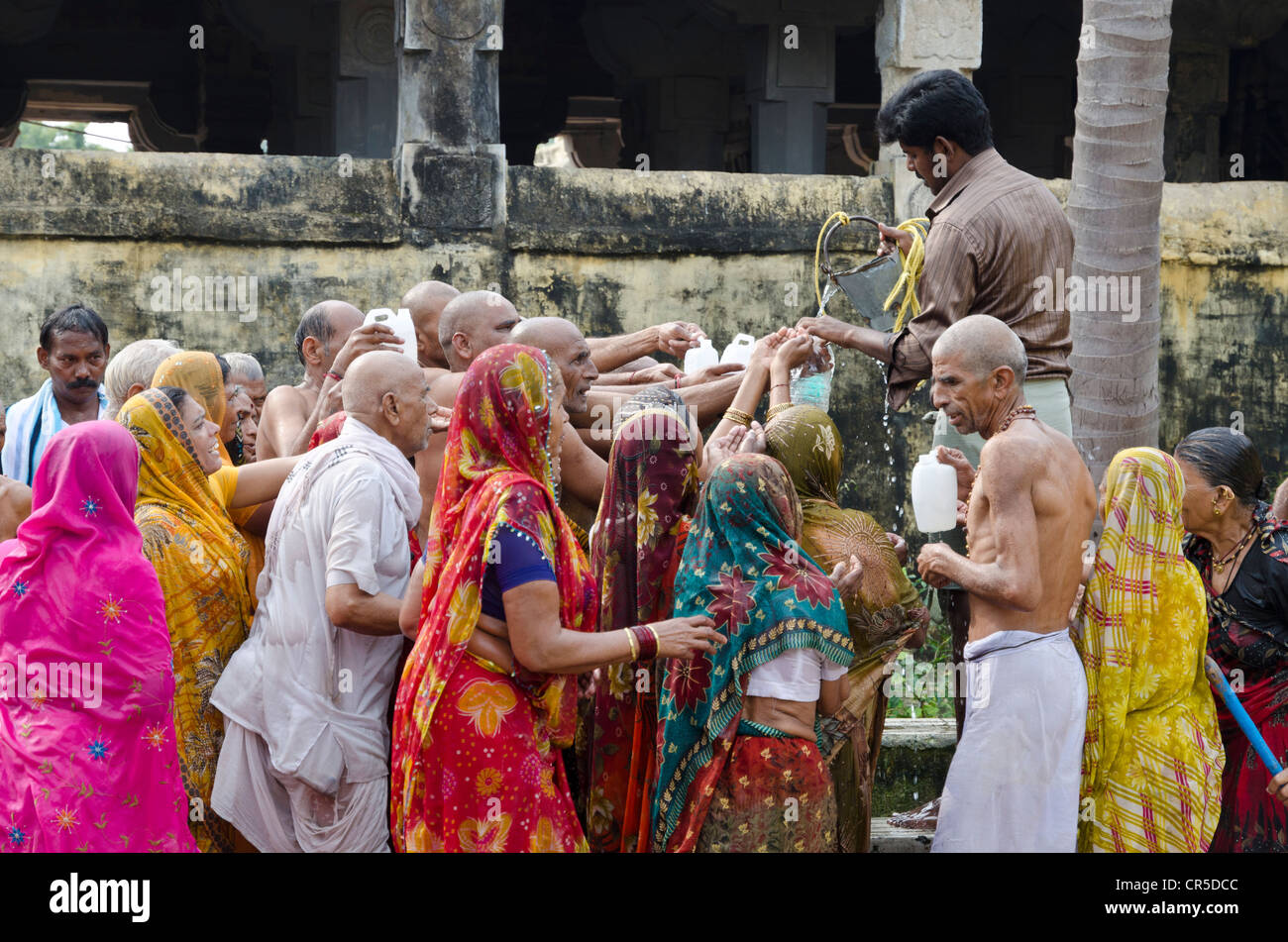 Pèlerins à la 22-stations-douche-cercle autour du Temple Ramanathaswamy, une cérémonie pour le lavage de voiture peu de péchés, , Inde Banque D'Images