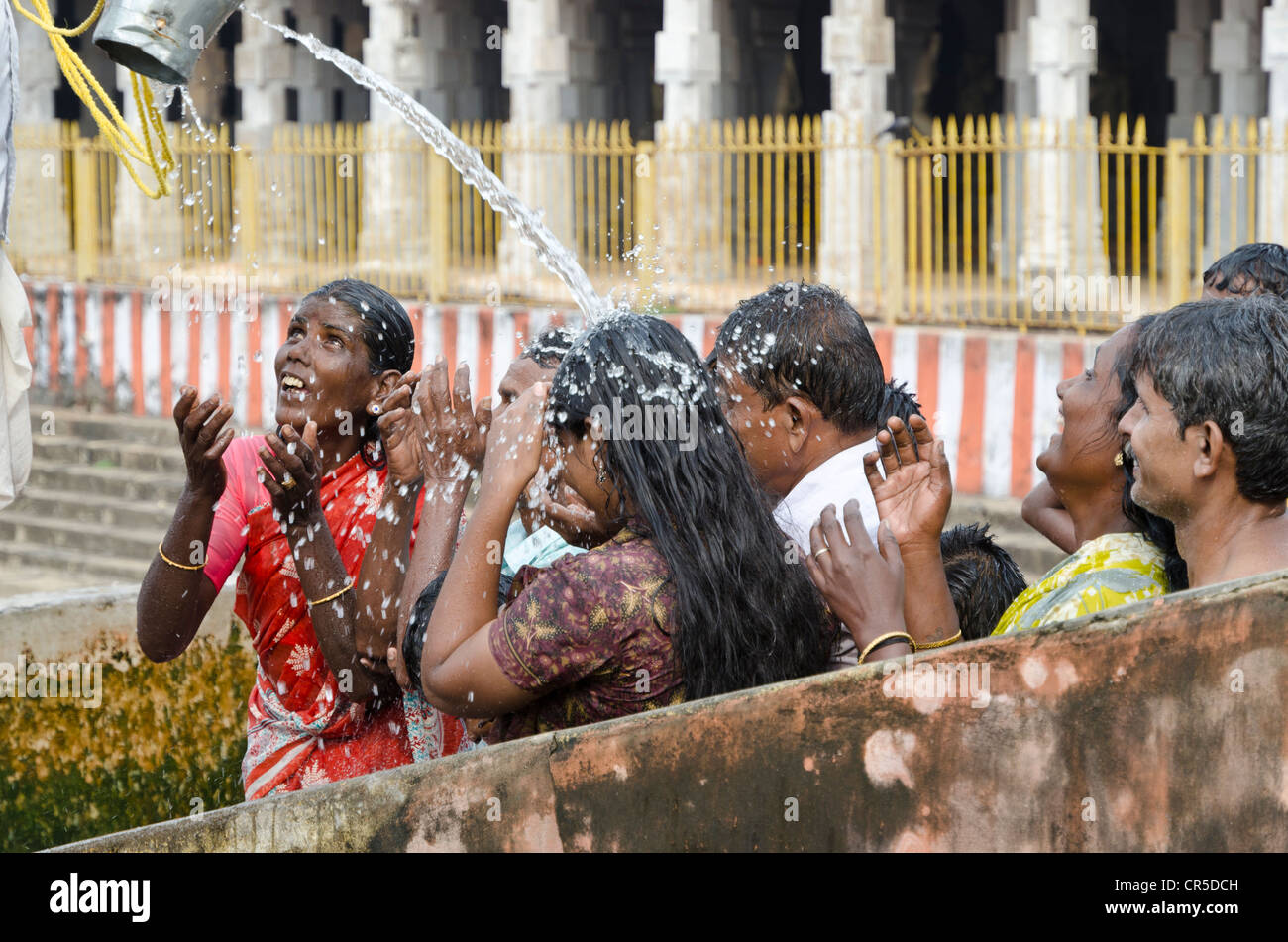 Pèlerins à la 22-stations-douche-cercle autour du Temple Ramanathaswamy, une cérémonie pour le lavage de voiture peu de péchés, , Inde Banque D'Images